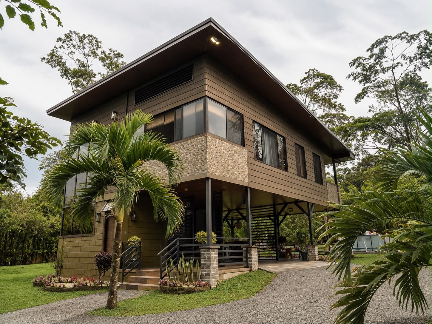 Cabaña rodeada de vegetación en Río Blanco